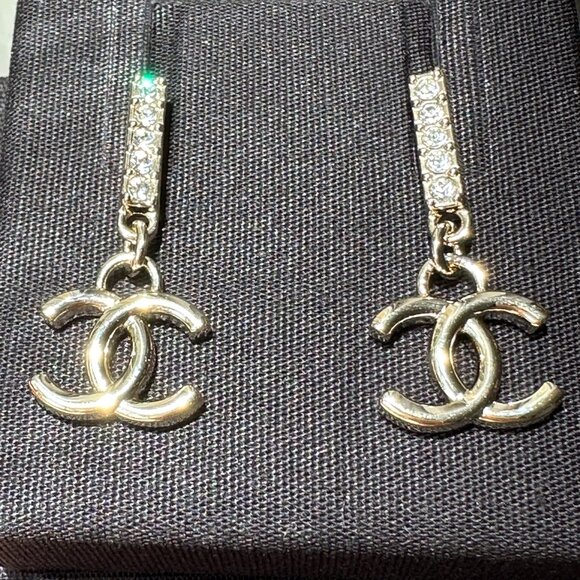 2024P CHANEL GOLD TONE CC LOGO WHITE CRYSTALS DANGLE EARRINGS - Picture 14 of 16